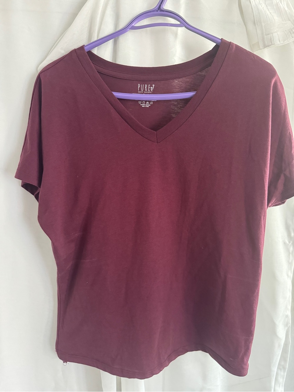 Suzy Shier Women's V-Neck Tee in Burgundy